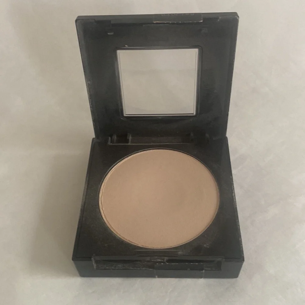 MAYBELLINE Fit Me Matte + Poreless Powder in 100 Porcelain 0.29oz